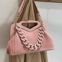 Hasp Tote กระเป๋าหรูหราสามเหลี่ยม Handle Trendy Chain Decor Crossbody กระเป๋าสำหรับสุภาพสตรีThere will be 1-2CM deviation in size Hot