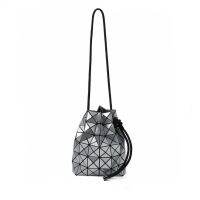 Issey Miyake กระเป๋าผู้หญิง Tas Bucket Tali Tarik ใหม่จี้ห้อยสร้อยข้อมูลรูปกระเป๋าลำแสงปากแมสเซ็นเจอร์สะพายไหล่เดียวตาข่ายรูปทรงเรขาคณิตแบบสี่เหลี่ยมสีแดง