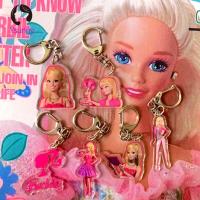 barbie ตุ๊กตาบาร์บี้ ตุ๊กตาบาร์บี้ พวงกุญแจ พวงกุนแจน่ารัก อะคริลิค พวงกุญแจตุ๊กตาบาร์บี้อะคริลิค ตัวอักษรสำหรับเด็ก จี้พู่ห้อย แฟชั่นสำหรับผู้หญิง Y2K อุปกรณ์เครื่องประดับอัญมณี