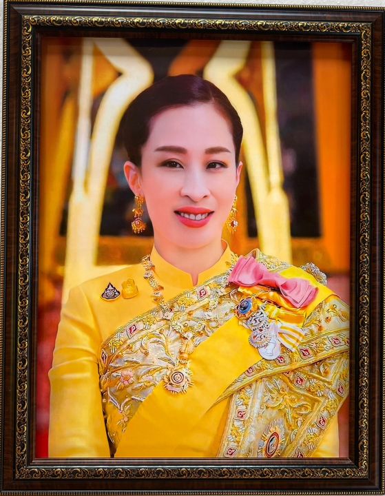 กรอบรูปมงคลเจ้าฟ้าพัชรกิติยาภา-องค์ภาฯ-ทรงชุดทอง-กรอบรูปขนาด-18x23-นิ้ว-ใส่ภาพขนาด-15x20-นิ้ว-ภาพมงคล-ของขวัญ-ของที่ระลึก