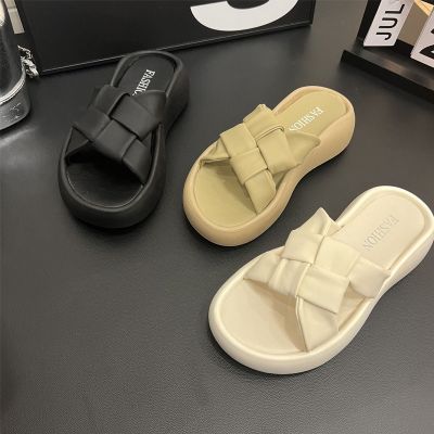 【July】 Internet celebrity retro slippers womens summer 2023 new outer thick bottom ins hot style casual beach word sandals