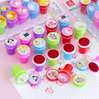 [COD] Cartoon cute childrens kindergarten students use stamps to stamp parents and teachers personalized creative