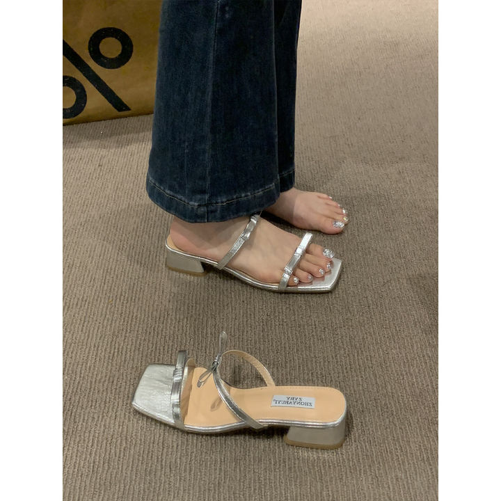 รองเท้าแตะสไตล์นางฟ้าใส่ด้านนอกรองเท้าผู้หญิง-2023-ฤดูใบไม้ผลิและฤดูร้อนใหม่ส้นหนาหัวเหลี่ยมสีเงินรองเท้าแตะโบว์คำเดียว