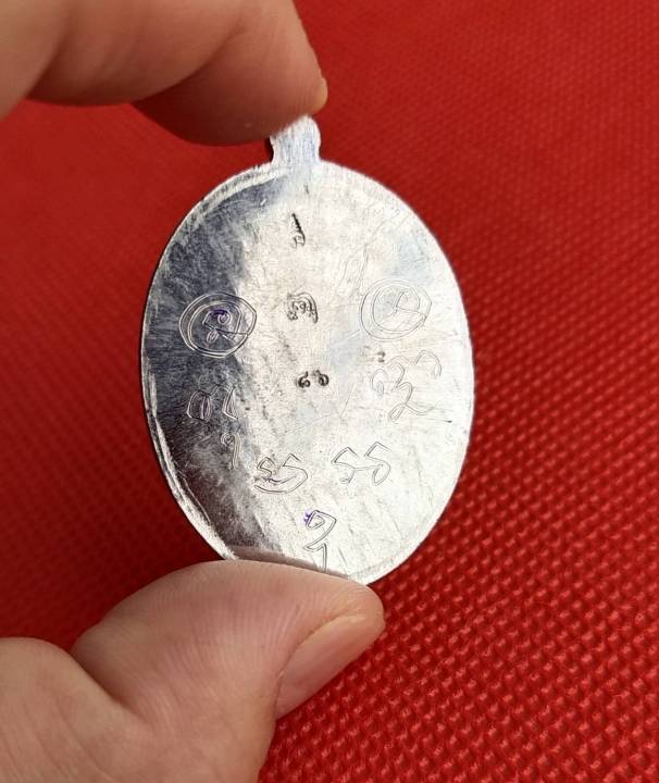 เหรียญรูปไข่ครึ่งองค์-รุ่นแรก-ตะกั่วนำฤกษ์-จารมือ-หลวงปู่รุ้ง-วัดหนองบำหรุ-ปี-2561