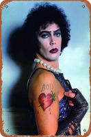 Tim Curry น่ากลัวโปสเตอร์ภาพป้ายโลหะเครื่องตกแต่งฝาผนังย้อนยุคสำหรับบ้านร้านกาแฟสำนักงานร้านค้าผับสัญลักษณ์ของขวัญแผ่นป้ายโลหะ12X8นิ้ว