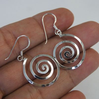 Earrings beautiful Thai circle sterling silver วงรีสวยงาม ห้อยวงกลมตำหูเจาะสเตอรลิงซิลเวอรใช้สวยของฝากที่มีคุณค่า ฺชาวต่างชาติชอบมาก