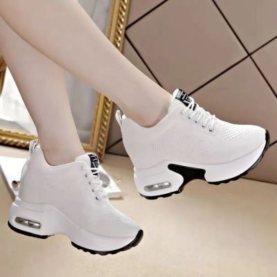 รองเท้าผู้หญิงสีขาวพื้นหนาเพิ่มความสูงด้านใน 2022 ใหม่สไตล์เกาหลีแมทช์ง่ายตาข่ายทอระบายอากาศรองเท้ากีฬาลำลองสำหรับเด็ก