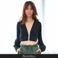 [Kwankao] Black Top เสื้อตัวบนสีดำแขนยาว คอลึกทรงวี ดีเทลกระดุมแบบพิเศษ