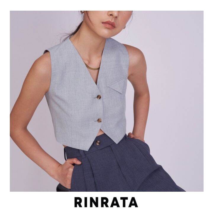 rinrata-cyrus-top-waistcoat-เสื้อกั๊ก-ครอป-ตัวสั้น-คอวี-กระดุมหน้า-ตกแต่ง-สามเหลี่ยม-ผ้ายีนส์-สีเทา-สีครีม-เสื้อใส่เที่ยว-นางแบบสูง173ใส่ไซส์-s