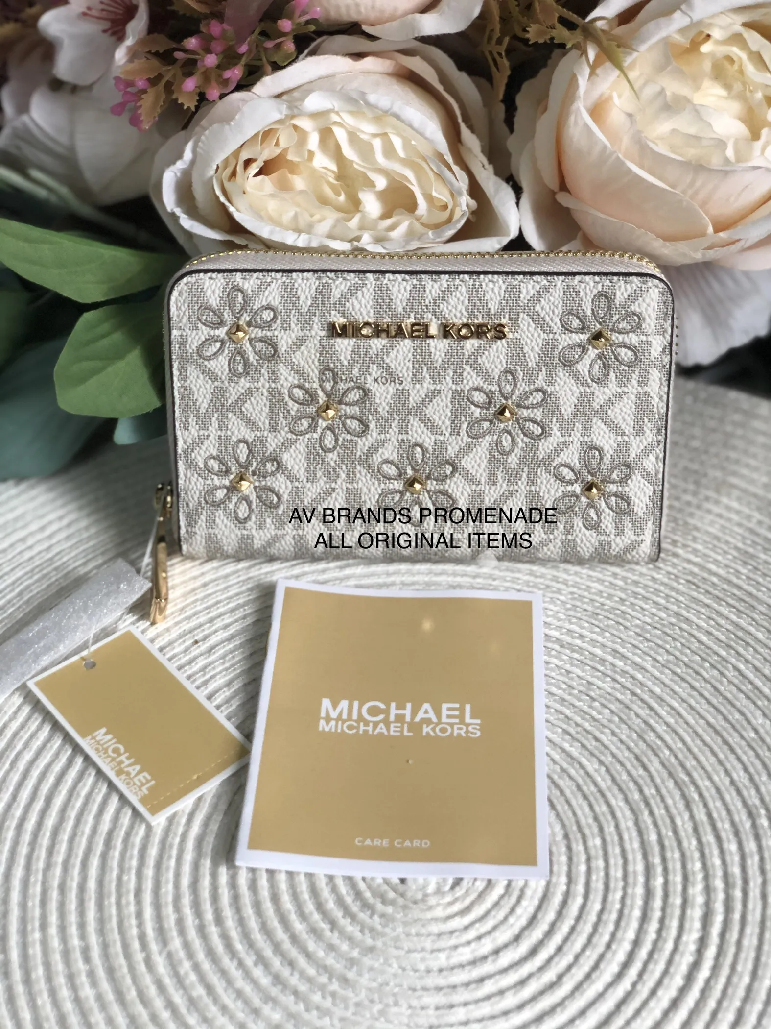 Original Michael Kors Small Studded Floral Logo Wallet Credit Card Wallet  Coin Purse Card Case wallet | AV Brands Promenade | Lazada PH