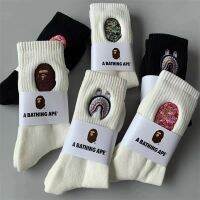 {Socks Shop} ถุงเท้า BAPE สไตล์ใหม่ปักลายหัว Ape-Man ผ้าขนหนูสีขาวดำกลางหลอดฤดูใบไม้ผลิกีฬาฤดูร้อนถุงน่องอินเทรนด์ญี่ปุ่น