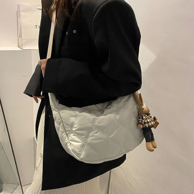 koreafashionshop(KR1876) กระเป๋าสะพายข้างผ้าโพลีเอสเตอร์มี2สี น้ำหนักเบา