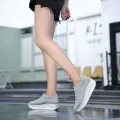 YUNGUANG รองเท้าลำลองผู้หญิง รองเท้าแฟชั่นคุณภาพดีพื้นหนาเสริมส้นสไตล์insึคุณภาพสูงรองเท้าแบบสวมผู้หญิงแมทช์ง่ายน้ำหนักเบาเรียบง่ายส้นเตารีดน้ำหนักเบาใส่สบายเท้าทนต่อการสึกหรอแมทช์ง่ายน้ำหนักเบาใส่สบายเท้า รองเท้าลำลองผ้าระบายอากาศสไตล์เกาหลีใหม่เพิ่มความ. 