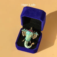 Her Lab Jewelry | เข็มกลัดคอสตูมหินประดับรูปช้างสีเทอร์ควอยซ์