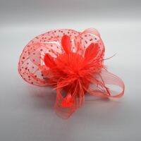 วินเทจขนนกธรรมชาติ Fascinator คลิปผมสำหรับผู้หญิงสีแดงสีดำสีขาว Dot ปกคลุมแต่งงานคริสตจักรงานเลี้ยงค็อกเทลเจ้าสาวผ้าโพกศีรษะ