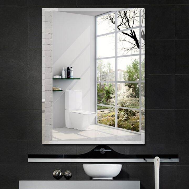 The mirror sticks to the wall, the dormitory students have a small environment, the bathroom