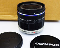 Olympus M.Zuiko 9-18mm เป็นเลนส์ซูมสำหรับการถ่ายภาพทิวทัศน์ที่ดีเยี่ยม รวมถึงการถ่ายภาพอย่างง่ายทั่วไป ตัวเลนส์มีขนาดกะทัดรัดเหมาะแก่การพกพาไปในทุกที่ ทั้งยังเป็นเลนส์ให้ศักยภาพประสิทธิภาพสูงสุดของเลนส์ในระบบ Micro Four Thirds โดยมีกลไก MSC (Movie and Sti