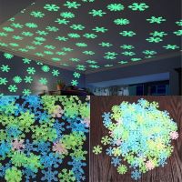 ✎▲ 100/50pcs Luminous Snowflake Wall Stickers Glow In The Dark Decal For Kids Bedroom Christmas Home Diy Stickers Decor Navidad