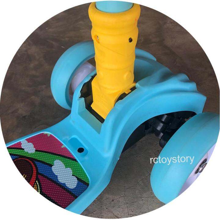 rctoystory-scooter-สกู๊ตเตอร์-4-ล้อ-สกู๊ตเตอร์เด็ก-สกูตเตอร์-คุณภาพดี-ล้อยาง-pu-วิ่งไม่มีเสียงดัง-ล้อมีไฟ-พับได้-รับน้ำหนักได้-70-กก-ของเล่นเด็ก