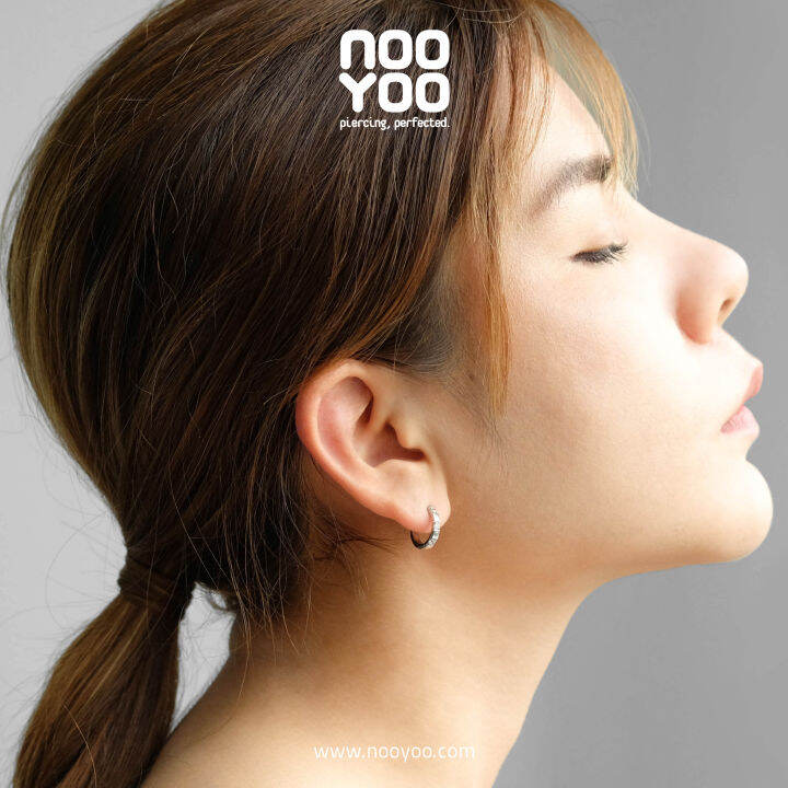 nooyoo-ต่างหูสำหรับผิวแพ้ง่าย-hoop-with-3-cubic-zirconia-ขาว-ดำ