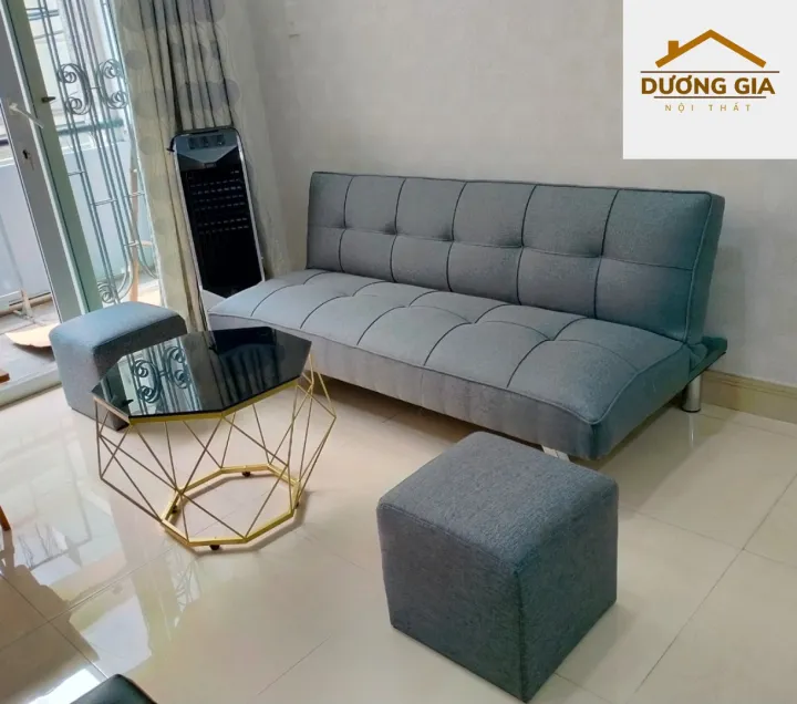 Sofa phòng khách chung cư hiện đại: Với phong cách hiện đại, đơn giản nhưng không kém phần tinh tế, mẫu sofa phòng khách chung cư này sẽ giúp không gian sống của bạn trở nên nổi bật hơn. Bạn sẽ được tha hồ thư giãn, thoải mái cùng chiếc sofa này, đồng thời khách đến chơi nhà cũng sẽ đánh giá cao sự lựa chọn của bạn.