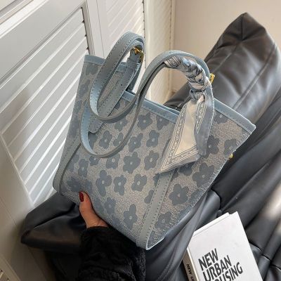 กระเป๋าความจุสูงยอดนิยมสำหรับผู้หญิง 2023 ฤดูร้อนใหม่ระเบิดแฟชั่นผ้าใบกระเป๋าสะพายเนื้อ Commuter Tote กระเป๋า