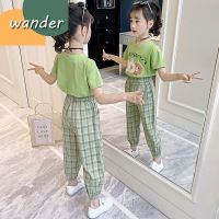 WANDER ชุดเช็ตเด็กผญ เสื้อยืดแขนสั้นเด็กหญิง การพิมพ์ตัวอักษรแฟชั่นเกาหลี ชุดกางเกงลายสก็อตแขนสั้นบางสำหรับเด็กโต2377