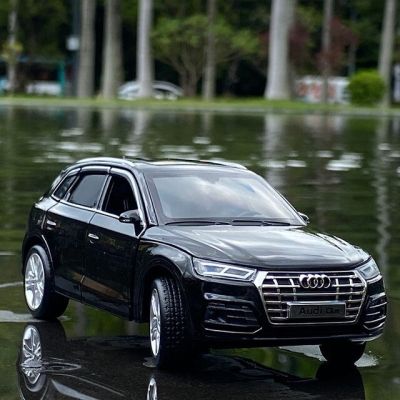 1:32 Audi Q5 Suv โมเดลรถโลหะผสม Diecast Amp; ของเล่นโมเดลรถยนต์สะสมเสียงและแสงจำลองสูงเด็ก