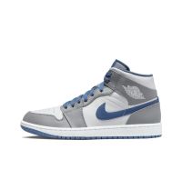 【พร้อมส่งของแท้?/ รุ่นนี่ใส่ตรงไซส NIKE Air Jordan 1 Mid true blue แฟชั่น รองเท้ากีฬา（สินค้าพร้อมกล่อง อุปกรณ์ครบ จัดส่งฟรี）