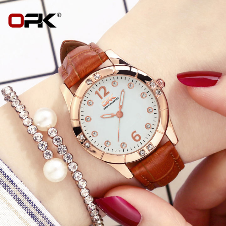 opk-2021ใหม่-original-นาฬิกาหนังสำหรับ-women-น่ารักนักเรียนกันน้ำนาฬิกานาฬิกาเพชรประณีตสีชมพูสีขาวสีดำสีน้ำตาลสีแดง