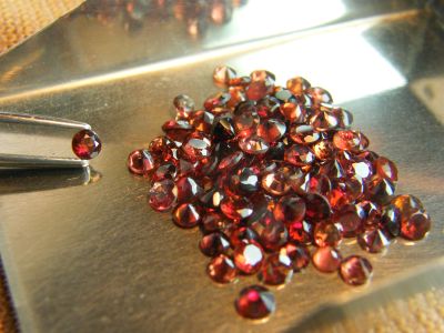 พลอยโกเมน รูปกลม NATURAL GARNET GEMSTONE  FROM AFRICA ROUND 3.00 MM