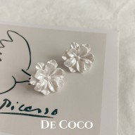 Bông tai Khuyên tai bạc hoa trắng xà cừ De Coco Decoco thumbnail