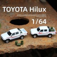 1/64 TOYOTA Hilux Truck ของเล่นรถกระบะหุ่นอัลลอยรถยนต์3 คอลเลกชันโลหะหล่อล้อฟรีของขวัญสำหรับเด็กผู้ชาย