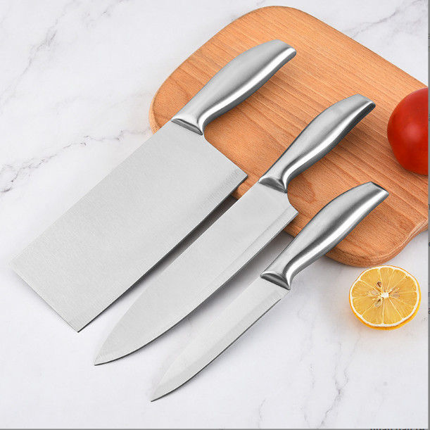 Với dao inox nhà bếp 3 con Đức siêu bén, bạn sẽ dễ dàng thực hiện những công việc cắt gọt nhỏ nhặt trong nhà bếp. Hãy xem hình ảnh để thấy rõ tính năng độc đáo của sản phẩm này và mang về cho mình một chiếc dao đỉnh cao nhất.