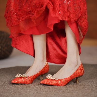 ⊙● สไตล์จีนรองเท้าแต่งงานผู้หญิง 2021 ใหม่รองเท้าเจ้าสาวสีแดง Xiuhe ชุดแต่งงานสองสวมรองเท้าส้นสูงเท้าไขมันรองเท้าผู้หญิงขนาดใหญ่