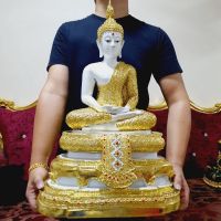 PAI พระพุทธรูป (องค์ใหญ่มากๆ)พระพุทธรูปปางสมาธิจีวรลายดอก สีขาวปิดทอง เหมาะวางเป็นพระประธานหรือถวายวัดก็ดี(หน้าตัก16นิ้ว สูง70ซม.) รูปหล่อ พระ