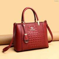 ?handbag branded กระเป๋าถือผู้หญิงลายจระเข้ฤดูใบไม้ร่วงและฤดูหนาวใหม่เทรนด์แฟชั่นยุโรปและอเมริกากระเป๋าใบใหญ่กระเป๋าสะพายกระเป๋าหนังนิ่มผู้หญิง