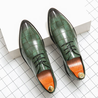 รองเท้าหนังปลายแหลมสีเขียวแบบผูกเชือกสำหรับงานเลี้ยงสีทึบรองเท้านักธุรกิจคลาสสิกงานออฟฟิศ