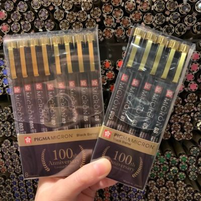 ( โปรโมชั่น++) คุ้มค่า Sakura pigma micron 100 years anniversary black barrel limited edition ราคาสุดคุ้ม ปากกา เมจิก ปากกา ไฮ ไล ท์ ปากกาหมึกซึม ปากกา ไวท์ บอร์ด