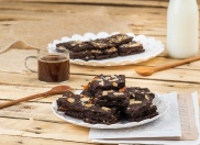 Bánh Brownie Crackers Chocolate Hạnh Nhân Thương Hiệu Gạch Đỏ 250gr Dành
