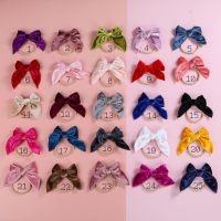 25Pcs / Lot 4.5 นิ้ว Velvet Bow Nylon Headband Baby Girl Christmas Hair Bow Clips อุปกรณ์เสริมสําหรับผมเด็ก