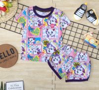 [2I KidsClothes] ชุดเด็ก ชุดนอนเด็ก งานผ้าพิมพ์ลายอย่างดี ลายการ์ตูน แมวมาลี ตาราง (โทน สีชมพู ม่วง) น่ารักมาก เท่ห์มาก เนื้อผ้าCotton100% (เสื้อยืดแขนสั้น + กางเกงขาสั้น) ชุดเซ็ตเด็ก / ชุดกันหนาว / ชุดกีฬาเด็ก ใส่ได้ทั้งเด็กชาย และ เด็กหญิง (1 ชุด)