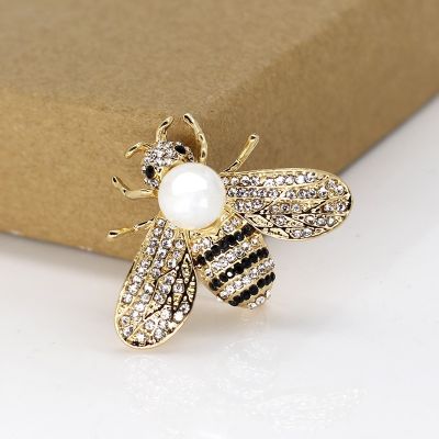 MOZOG Bee Brooch Fashion Jewelry Electroplated Delicate Lapel Pins Popular Ornaments Exquisite Ultra-Light Clothing Decorations