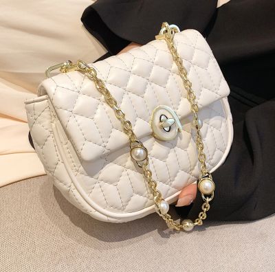 French small small oblique satchel bag lady in the summer of 2022 the new diamond lattice chain senior feeling sense pearl saddle bag