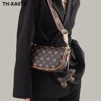 Web celebrity with the brand bags 2023 new handbag fashion niche oblique satchel texture presbyopic one shoulder commuting bag