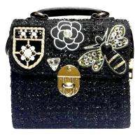 กระเป๋า สะพายข้าง ครอส บอดี้ ผ้า แฮนเมด โล่ เพชร ดอกไม้ ผึ้ง Badge Diamond Flower Bee Cross Body Bag - สีดำ