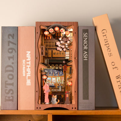 CUTEBEE DIY Book Nook ชั้นวางหนังสือไม้ใส่ Miniature House Booknook Sakura ชุดคอลเลกชันของเล่นสำหรับของขวัญวันเกิด