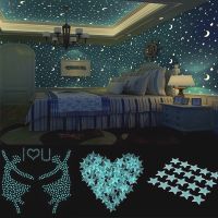 100Pcs 3D Luminous Snowflake Wall Stickers Glow In The Dark Decal for Kids Baby Rooms Bedroom Christmas Home Decoration