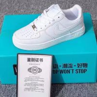 AF1แอร์ฟอร์ซวันรองเท้าสีขาวทนต่อการสึกหรอแมทช์ลุคง่ายรุ่นใหม่ INS คู่ฤดูใบไม้ผลิและฤดูร้อนรองเท้าสเก็ตบอร์ดระบายอากาศทนต่อการสึกหรอ