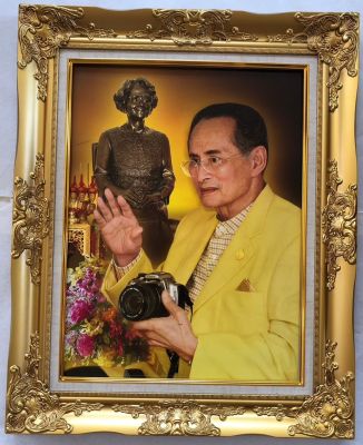 กรอบรูปหลุยส์รัชกาลที่ 9 ทรงสูทสีเหลือง กรอบรูปขนาด 21x26 นิ้ว ภาพมงคล เสริมฮวงจุ้ย ตกแต่งบ้าน ของขวัญ ของที่ระลึก